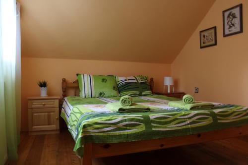 1 dormitorio con 1 cama con edredón verde en Apartment Domino, en Belogradchik