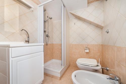 カザール・ヴェリーノにあるLa Torretta di Casa Lippiのバスルーム(シャワー、トイレ、シンク付)