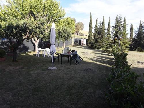 Taman di luar Agriturismo Podere Molino