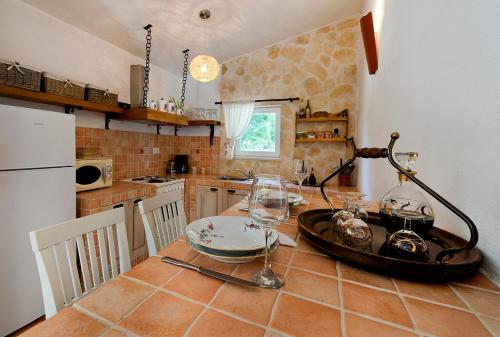 A kitchen or kitchenette at Relaxing Dalmatian house in village