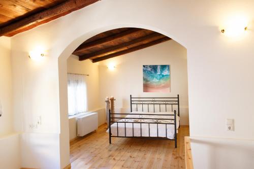 um quarto com uma cama num quarto em Traditional Villa Priotissa em Tympáki