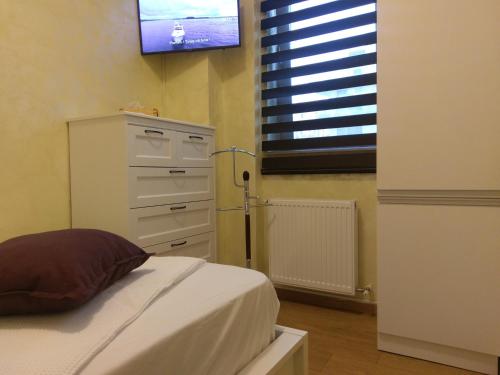 ein Schlafzimmer mit einem Bett und einem Fernseher an der Wand in der Unterkunft Apartament Loft Beach SummerlandRomania in Mamaia