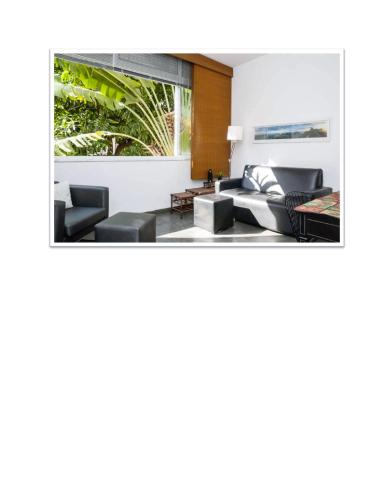 sala de estar con sofá y sillas en Apto quarto/sala, coracao Ipanema, en Río de Janeiro