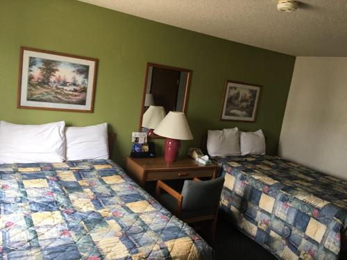 A bed or beds in a room at Prairie Rose inn