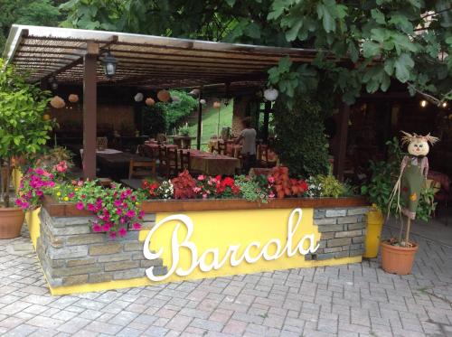 a sign that reads baroda in front of a flower shop at Agriturismo Barcola in Grandola ed Uniti