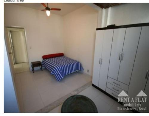 Habitación pequeña con cama y armario en Cobertura,Copa,Metro,CopaPalace,3q, en Río de Janeiro