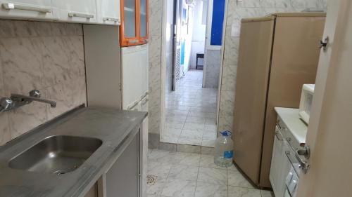 una pequeña cocina con fregadero y nevera. en Cobertura,Copa,Metro,CopaPalace,3q, en Río de Janeiro