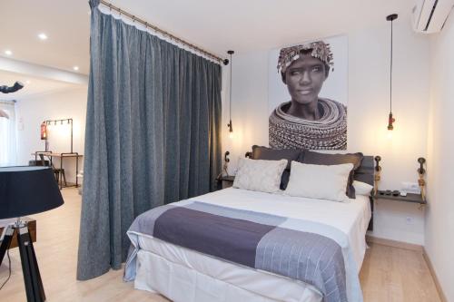 a bedroom with a bed with a bust of a woman at NEW GRAN ESTUDIO A ESTRENAR CENTRO de MADRID in Madrid