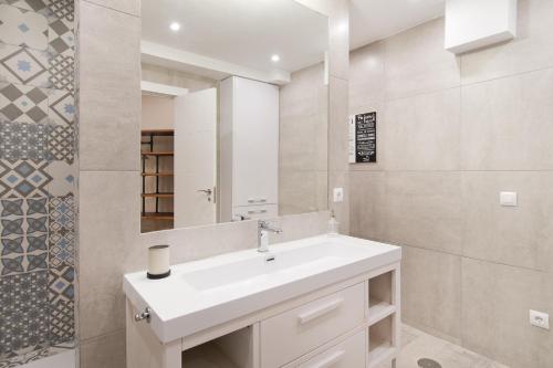 a bathroom with a white sink and a mirror at NEW GRAN ESTUDIO A ESTRENAR CENTRO de MADRID in Madrid