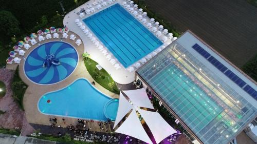 シュコダルにあるLuani-A spa & wellness centerのリゾートのプールの俯瞰図