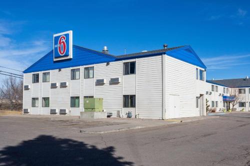 a large white building with a p sign on it at Motel 6-Great Falls, MT in Great Falls