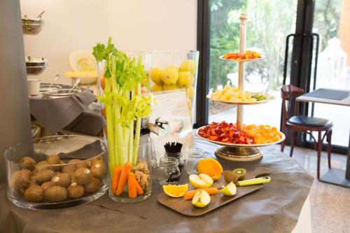 a table with many different types of fruits and vegetables at Best Western Hotel Turismo in San Martino Buon Albergo