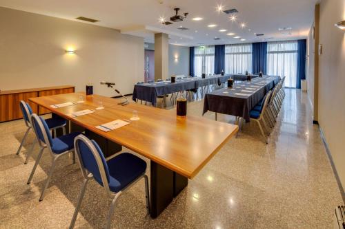 a large conference room with tables and chairs at Best Western Hotel Turismo in San Martino Buon Albergo