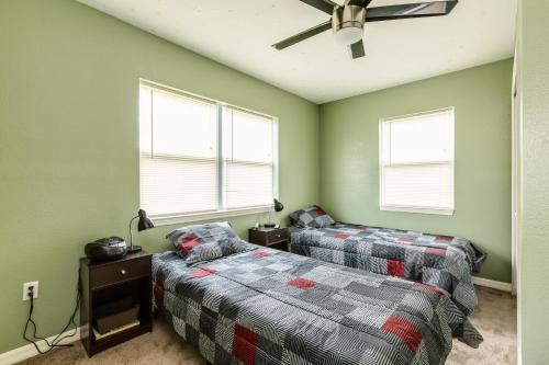 2 Betten in einem Zimmer mit grünen Wänden und Fenstern in der Unterkunft Meehan in Port Charlotte