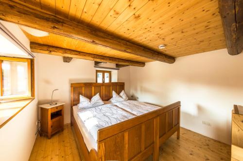 ein Schlafzimmer mit einem Holzbett in einem Zimmer in der Unterkunft Schaumburger Schlafmütze in Rinteln