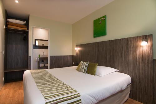 Postelja oz. postelje v sobi nastanitve The Originals City, Hôtel Le Lodge, Bayonne Nord