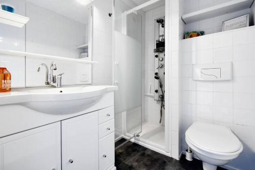 un bagno bianco con lavandino e WC di Sea Swing and Sun a La Ciotat