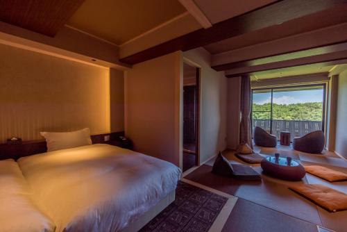 Un pat sau paturi într-o cameră la Laforet Shuzenji Sanshisuimei