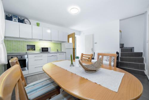 Kuchyň nebo kuchyňský kout v ubytování Holiday Home Ljubica