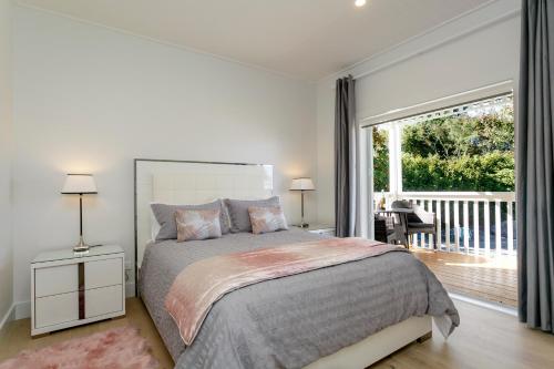 En eller flere senge i et værelse på The Retreat Luxury Garden Villa