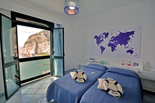 Un dormitorio con una cama azul con un mapa en la pared en Panorama Palace Hotel, en Meta