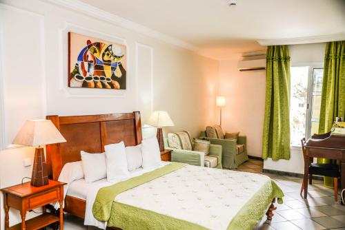 Un pat sau paturi într-o cameră la Tchero Hotel