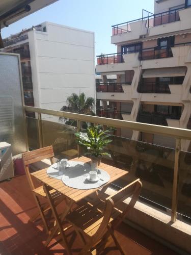 Photo de la galerie de l'établissement Appartement à 200 m des plages, parking privé, à Juan-les-Pins
