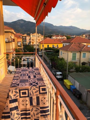 洛阿諾的住宿－Sea view Riviera Deluxe，阳台设有一张桌子,享有城市美景。