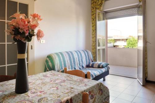 uma sala de estar com um sofá e um vaso de flores em Silville em Silvi Marina