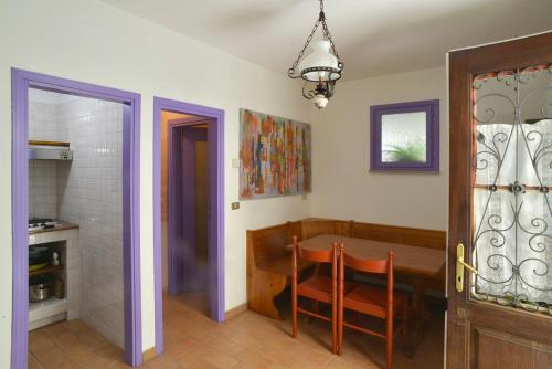 eine Küche mit einem Tisch und einem Esszimmer in der Unterkunft Casetta Liberty in Grado