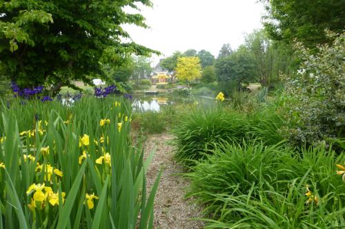 Taman di luar Domaine Paysager de Kertanguy
