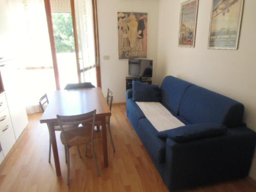 リニャーノ・サッビアドーロにあるRanch Sabbiadoroのリビングルーム(青いソファ、テーブル付)