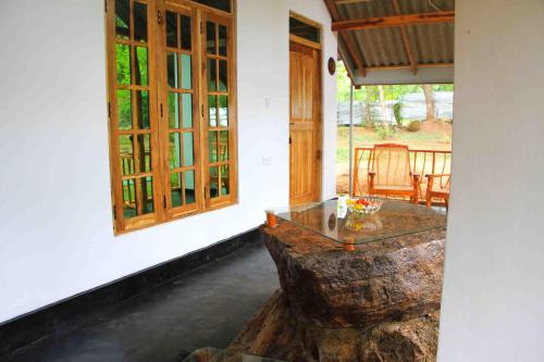 una habitación con una mesa y un gran tronco en Victory Villa Sigiriya en Sigiriya