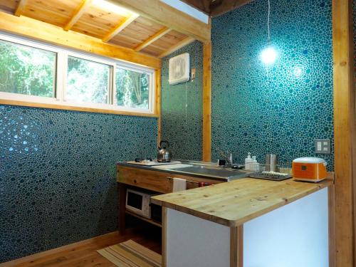 una pequeña cocina con fregadero y encimera en Oku Cottage - walk to Ohama Beach - Max 4 ppl en Shimoda