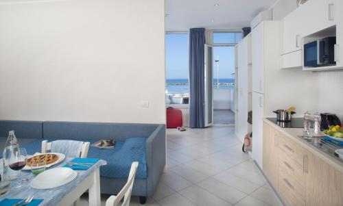 Kuchyň nebo kuchyňský kout v ubytování White Suite & Apartments