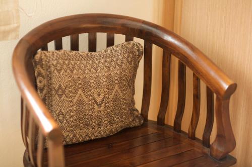 a wooden chair with a pillow on it at Ático con amplia terraza Nautilus II - VUT-480-AS in Luanco