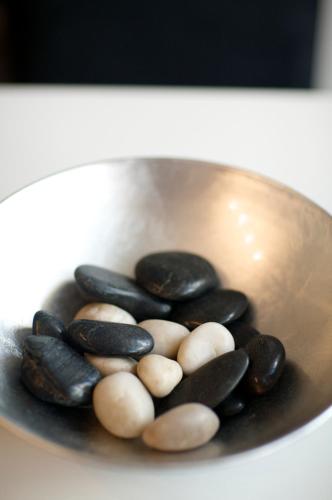 a bowl filled with black and white rocks at Ático con amplia terraza Nautilus II - VUT-480-AS in Luanco