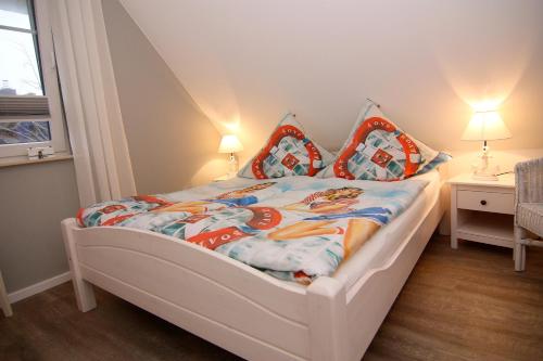 een kleine slaapkamer met een bed in een kamer bij Haffmuschel in Zirchow