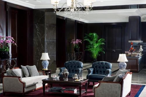 a living room with chairs and a couch and a table at The Langham, Shenzhen in Shenzhen