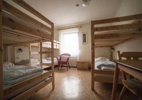 Zimmer mit 2 Etagenbetten und einem Schreibtisch in der Unterkunft Ferienhaus Vulkaneifel Kopp in Kopp