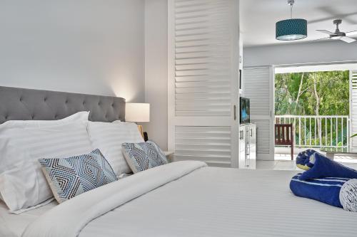 A bed or beds in a room at Palm Cove Paradise - Couples spa beach getaway