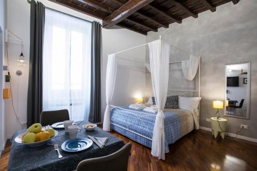 A bed or beds in a room at Apartment Near Trevi Fountain