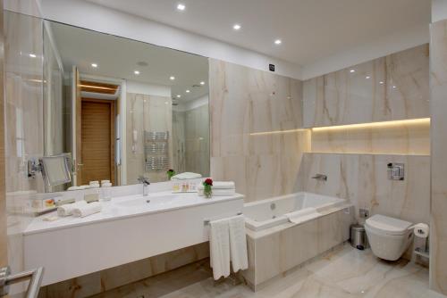 A bathroom at Merit Grand Mosta Spa Hotel & Casino