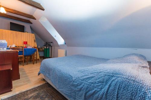 Ένα ή περισσότερα κρεβάτια σε δωμάτιο στο Chambres d'hôtes de la ferme apicole d'Espagnac Corrèze