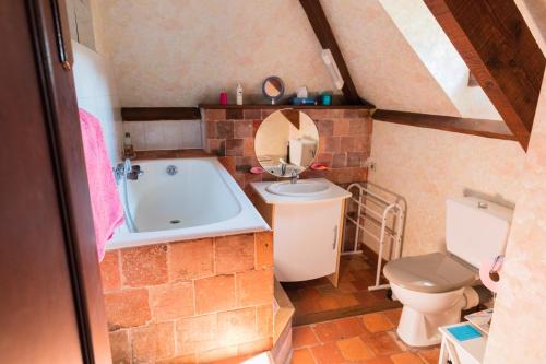 Ένα μπάνιο στο Chambres d'hôtes de la ferme apicole d'Espagnac Corrèze
