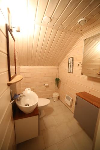 un baño con lavabo e inodoro en Villa Nuorgam, en Nuorgam