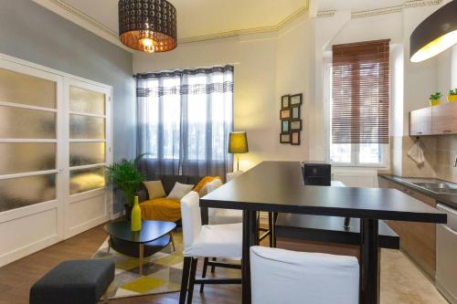 une cuisine et un salon avec une table et des chaises dans l'établissement Au coeur du centre historique, à Avignon