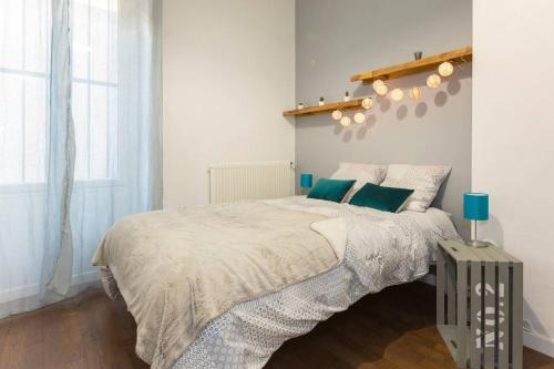 une chambre avec un grand lit avec des oreillers verts dans l'établissement Au coeur du centre historique, à Avignon