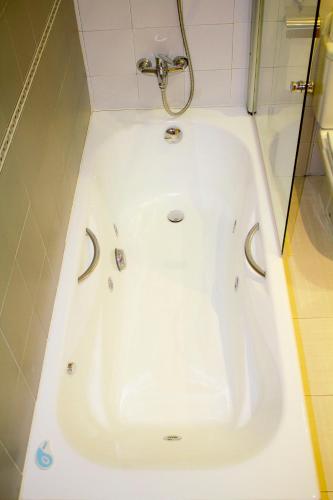 a white bath tub in a bathroom with a shower at Hotel Restaurante Caracho in Corella