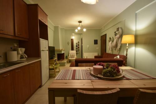 eine Küche und ein Wohnzimmer mit einem Tisch und einem Esszimmer in der Unterkunft Apartment Olympia - Irini Litochoro in Litochoro